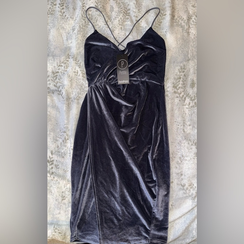 BOOHOO Black Velvet Women's Dress. SIZE: Petite XS (US Size: 0). NWT